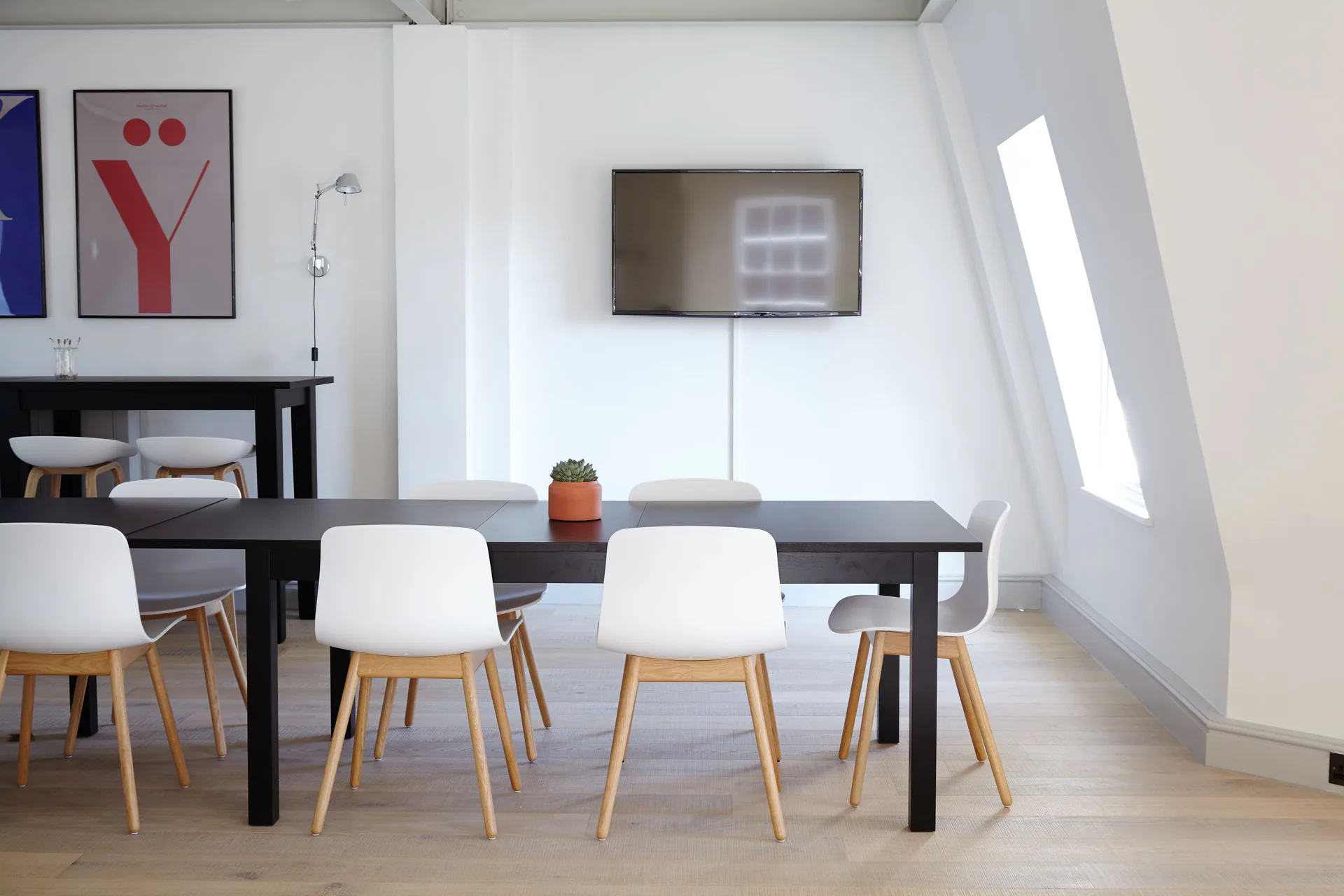 Forma Pro office meeting room